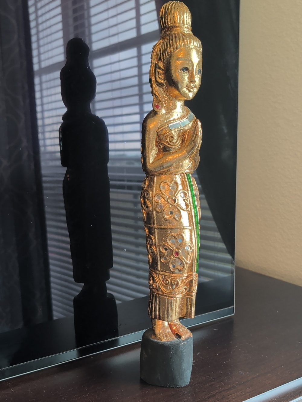 Decorative Lady Wooden Welcoming Statue Hand-Carved Hand-Painted
